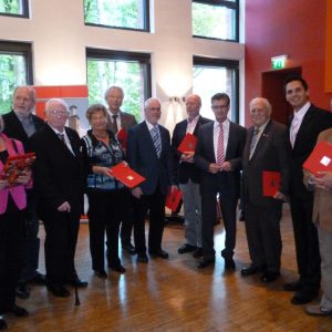 Ein Teil der Jubilare gemeinsam mit Norbert Römer, Vorsitzender der SPD Landtagsfraktion, und Timo Schisanowski, Vorsitzender der SPD Hagen